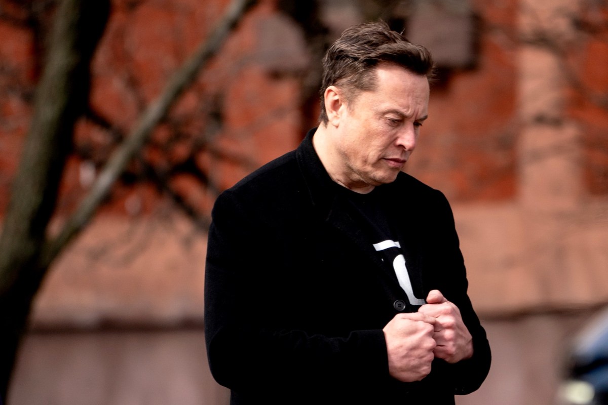 Elon Musk announcing SpaceX share donation on X